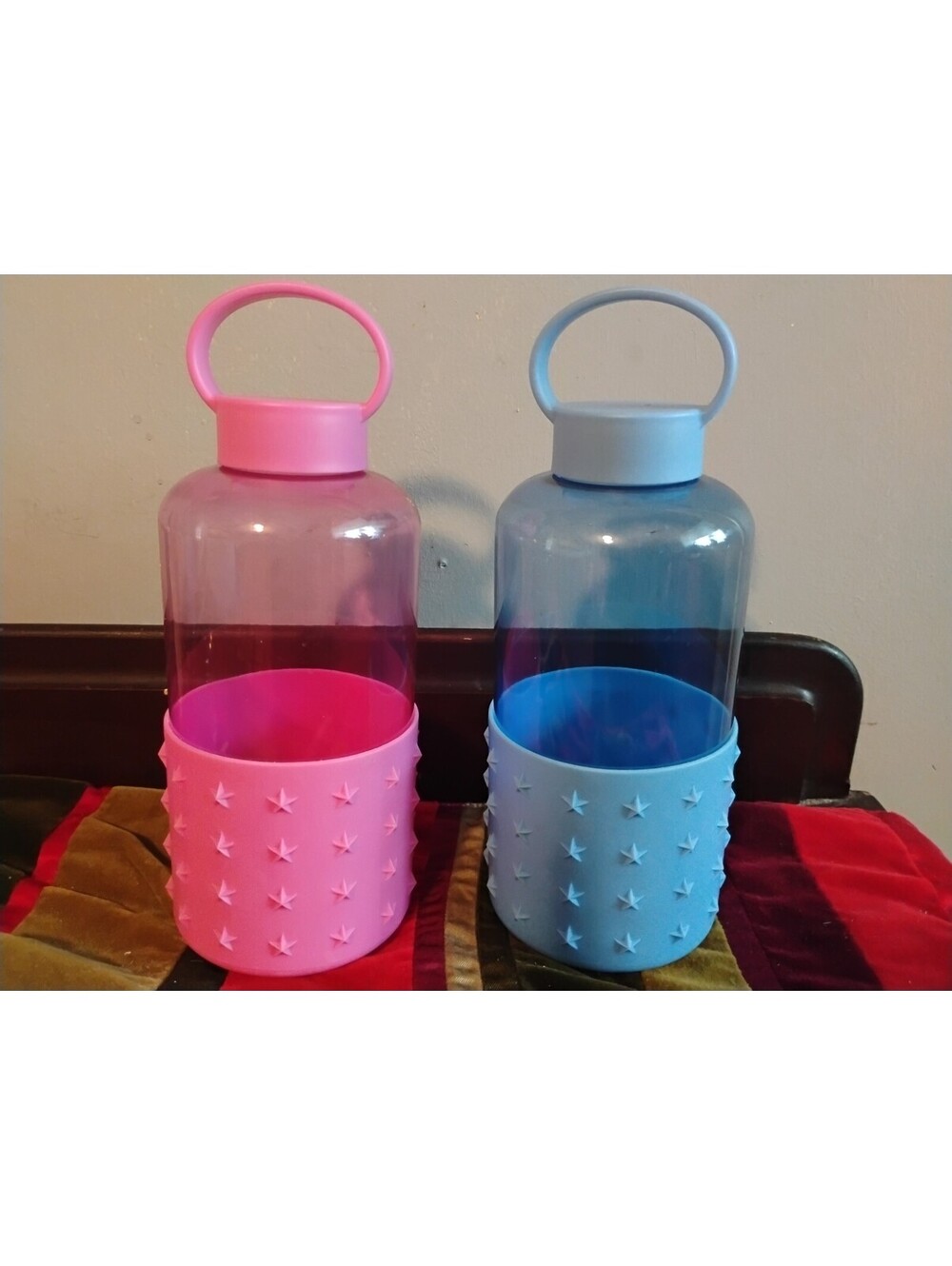 Set of 2 Large 34 oz Plastic Water Bottles Pink & Blue Star Studded Silicone